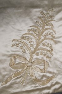 婚纱（可拆卸式裙裾的细节图）。 作者 露西·克里斯蒂安娜（Lucy Christiana）Lady Duff Gordon