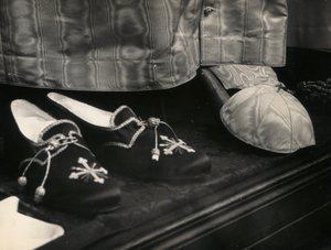 在礼仪服装展示中为教皇准备的拖鞋