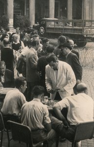 等候餐桌，背景是一辆美军卡车