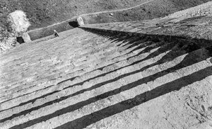 登上玛雅遗迹奇琴伊察金字塔的台阶。1936 作者 路易斯·马登