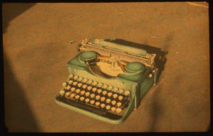 用 Autochrome Lumière 和 35 毫米相机拍摄的打字机静物彩色照片。 作者 路易斯·马登