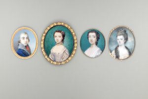 内埃·科普（DC 1818），阿拉贝拉·沃克·亨尼格夫人（Arabella Walker-Heneage）女士，穿着蕾丝边和毛皮镶边外套的奶油色礼服，珍珠在她清扫卷曲的头发，天空和云朵背景中交织在一起