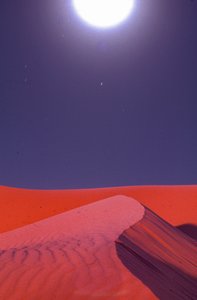 勒克莱尔石油和天然气公司附近沙漠沙丘上空的照明弹在午夜时分闪闪发光 作者 林恩·阿伯克龙比