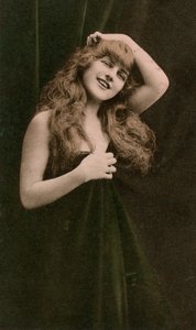 女人，约1918年。 作者 玛咖