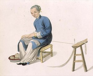 捻棉花的老妇人》，板块57，出自《中国的服装》，由J. Dadley刻制。