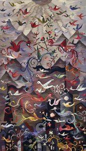 壁挂式挂毯，描绘了神话般的鸟儿，山峦和阳光的背景 作者 玛丽安·潘科克（Marianne Pankok）