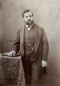 四分之三长的画家 Thomas Couture 肖像，留着小胡子和浓密的胡须（黑白照片） 作者 玛丽·亚历山大·阿洛菲