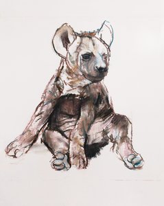 鬣狗幼崽（坐起来），2019年 作者 马克·阿德灵顿