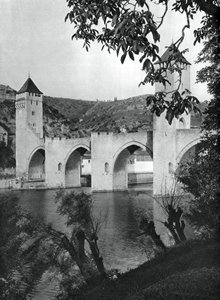 蓬·瓦伦特（Pont Valentre），法国卡奥尔，1937年。
