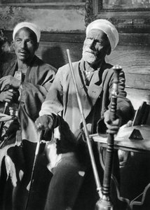 1937年在开罗抽烟的纳吉利