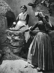 烤箱里的女人，意大利撒丁岛，1937年。