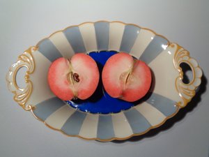 带有红苹果的 Königlich privilegierte Porzellanfabrik Tettau 瓷器 作者 玛蒂娜·柯尼兹基（Martina Konitzky）