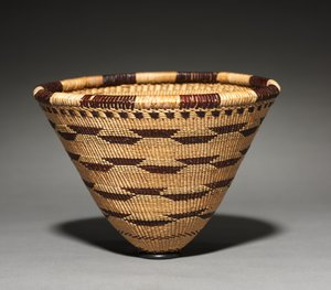 负担篮模型，1900年。 作者 玛丽·本森。