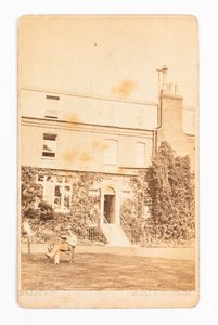 卡特·德·韦斯特（Carte de visite）在背面展示托马斯·卡莱尔（Thomas Carlyle）亲笔签名的盖德山照片