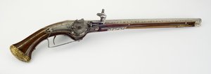 一对锁式皮套手枪之一，约1650年（钢，蛇皮，骨头或牛角，镀金黄铜和铁） 作者 硬件大师