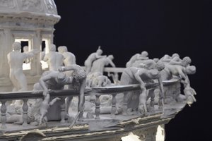 万物坠落，2014（钢、铝、石膏、树脂、LED 灯、马达） 作者 马特·科利肖