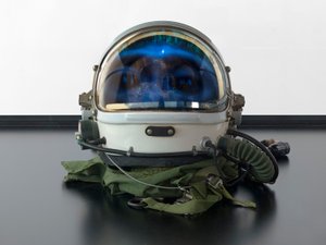阿尔法-欧米茄，2016（玻璃、液晶屏、媒体播放器、仿制头骨、太空头盔、木材） 作者 马特·科利肖