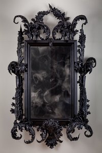 伊甸园之东，2013 年（黑色穆拉诺玻璃、监控镜、钢、木、漆、液晶屏和硬盘驱动器） 作者 马特·科利肖