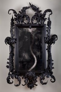 伊甸园之东，2013 年（黑色穆拉诺玻璃、监控镜、钢、木、漆、液晶屏和硬盘驱动器） 作者 马特·科利肖