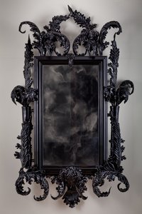 伊甸园之东，2013 年（黑色穆拉诺玻璃、监控镜、钢、木、漆、液晶屏和硬盘驱动器） 作者 马特·科利肖