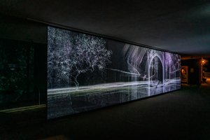 回声定位，2021 年（聚丙烯网格上的 3 频道视频投影） 作者 马特·科利肖