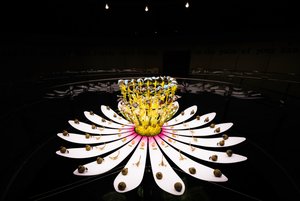 Equinox，2021（丙烯酸、电路、液压、漆、马达、油漆、回收树脂、钢材）