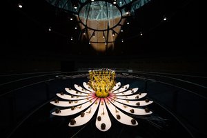 Equinox，2021（丙烯酸、电路、液压、漆、马达、油漆、回收树脂、钢材） 作者 马特·科利肖