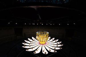 Equinox，2021（丙烯酸、电路、液压、漆、马达、油漆、回收树脂、钢材） 作者 马特·科利肖