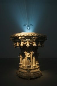 Ganymede, 2007（钢、树脂、烟雾机、液体、抽风机、视频投影仪和 DVD 播放器） 作者 马特·科利肖