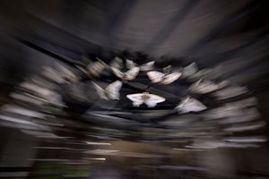 魔灯，2010 年（钢架、穿孔铝板、膨胀树脂、LED 灯、电机） 作者 马特·科利肖