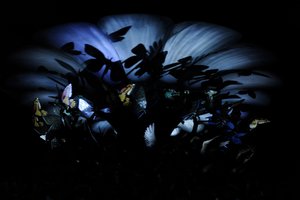 奇趣花园，2009 年（钢、铝、石膏、树脂、LED 灯、电机） 作者 马特·科利肖