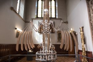 神经架，2019（乙缩醛、丙烯酸、铝、黄铜、电路、油漆、聚氯乙烯、树脂、伺服电机、钢） 作者 马特·科利肖