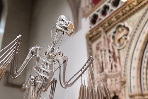 神经架，2019（乙缩醛、丙烯酸、铝、黄铜、电路、油漆、聚氯乙烯、树脂、伺服电机、钢） 作者 马特·科利肖