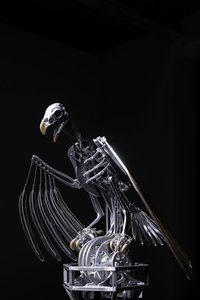 神经架，2019（乙缩醛、丙烯酸、铝、黄铜、电路、油漆、聚氯乙烯、树脂、伺服电机、钢） 作者 马特·科利肖