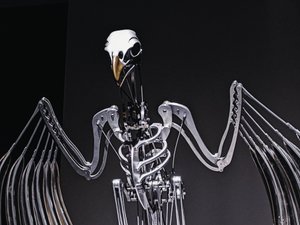 神经架，2019（乙缩醛、丙烯酸、铝、黄铜、电路、油漆、聚氯乙烯、树脂、伺服电机、钢） 作者 马特·科利肖