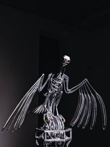 神经架，2019（乙缩醛、丙烯酸、铝、黄铜、电路、油漆、聚氯乙烯、树脂、伺服电机、钢） 作者 马特·科利肖