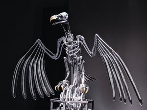 神经架，2019（乙缩醛、丙烯酸、铝、黄铜、电路、油漆、聚氯乙烯、树脂、伺服电机、钢） 作者 马特·科利肖