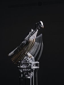 神经架，2019（乙缩醛、丙烯酸、铝、黄铜、电路、油漆、聚氯乙烯、树脂、伺服电机、钢） 作者 马特·科利肖