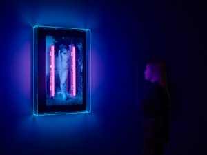 紫外线天使，2008 年（有机玻璃盒上的紫外线墨水，2 盏紫外线霓虹灯） 作者 马特·科利肖