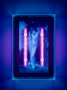 紫外线天使，2008 年（有机玻璃盒上的紫外线墨水，2 盏紫外线霓虹灯） 作者 马特·科利肖