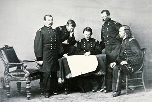谢里丹将军（1831-88）与他的工作人员，包括乔治-卡斯特（1839-76）开会（黑白照片）。