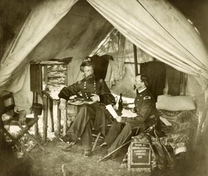 杰弗逊-C-戴维斯将军和军官坐在帐篷里，1861年出版（照片）。 作者 马修和布雷迪工作室