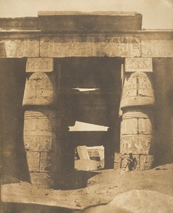 底比斯卡尔纳克的孔斯神庙内部，1849-50。 作者 马克西姆·杜营