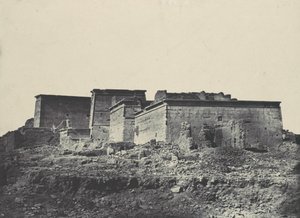 努比亚。伊希斯大庙，A Philoe。从北面拍摄的总视图，1850年。 作者 马克西姆·杜营