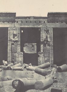底比斯。梅迪纳-哈布。拉美西斯-迈阿蒙宫殿的围墙东部，1850年。 作者 马克西姆·杜营