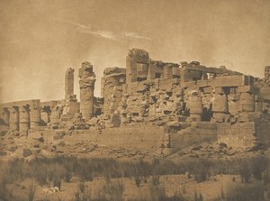 卡纳克宫的大厅景观，从东北角拍摄，1849-50年。 作者 马克西姆·杜营