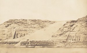 1850年3月29日，从岛上拍摄的阿布森比尔的Phré和Athor的Spéos的总视图。 作者 马克西姆·杜营