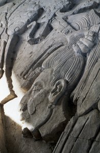 金字塔上的救济，经典晚期（公元600  -  900年）（灰泥） 作者 Mayan