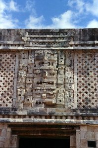 修道院四合院东楼的雕刻细节，玛雅古典晚期，约公元700-900年（照片）。 作者 玛雅玛雅人