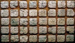 由不同的字形（雕刻的石头）组成的玛雅历法（320-1697）